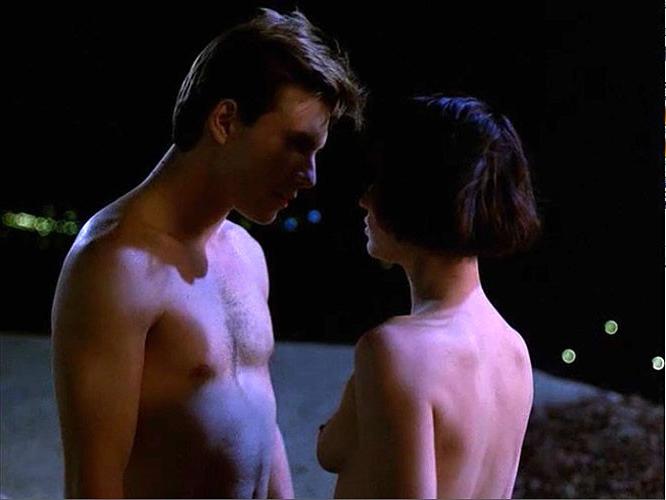 16P Samantha Mathis showing her nice big tits in nude movie scenes