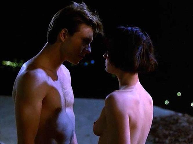 16P Samantha Mathis showing her nice big tits in nude movie scenes