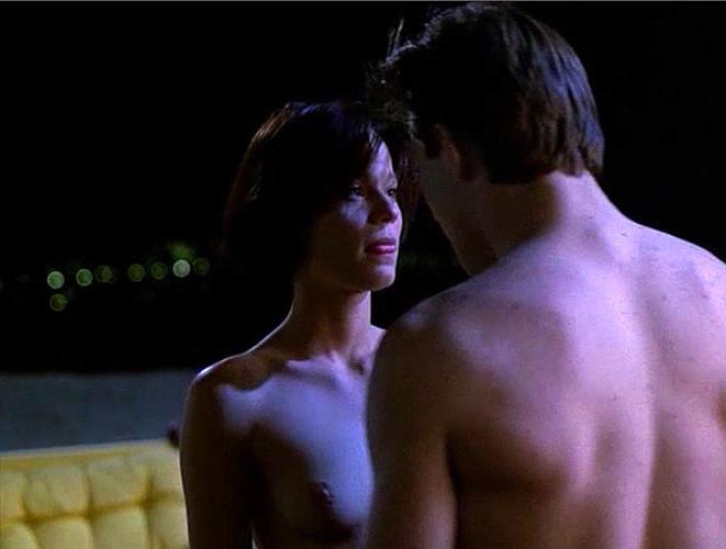 16P Samantha Mathis showing her nice big tits in nude movie scenes