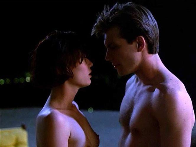 16P Samantha Mathis showing her nice big tits in nude movie scenes