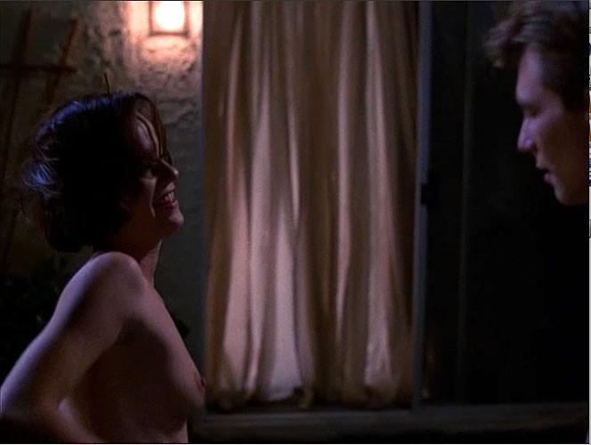 16P Samantha Mathis showing her nice big tits in nude movie scenes