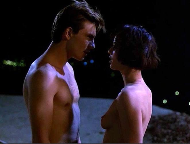 16P Samantha Mathis showing her nice big tits in nude movie scenes