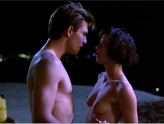 16P Samantha Mathis showing her nice big tits in nude movie scenes