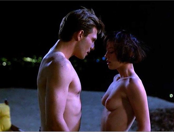 16P Samantha Mathis showing her nice big tits in nude movie scenes