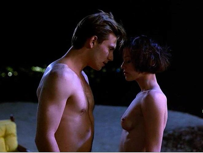 16P Samantha Mathis showing her nice big tits in nude movie scenes