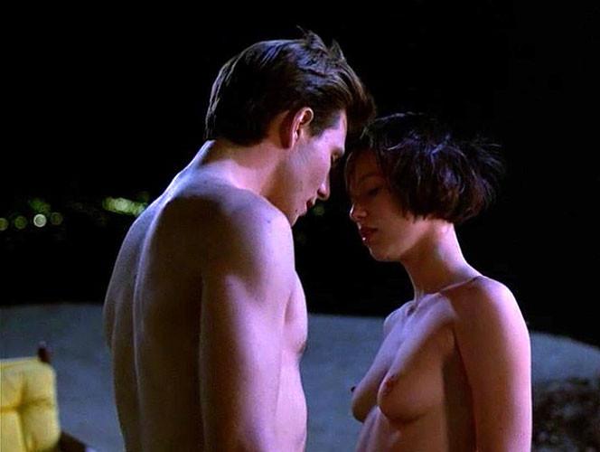 16P Samantha Mathis showing her nice big tits in nude movie scenes