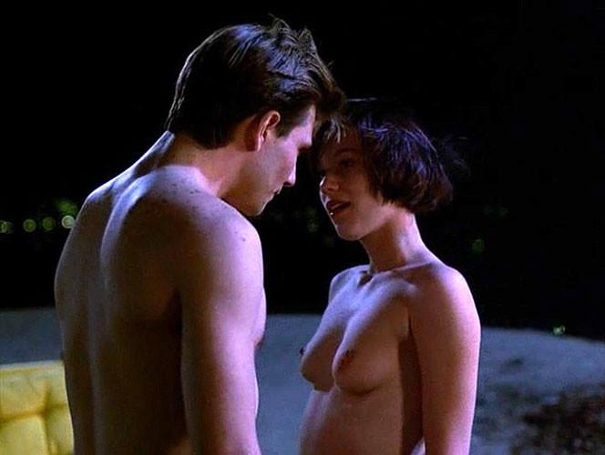 16P Samantha Mathis showing her nice big tits in nude movie scenes