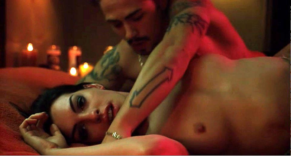 16P Anne Hathaway showing her nice big tits in nude movie scenes