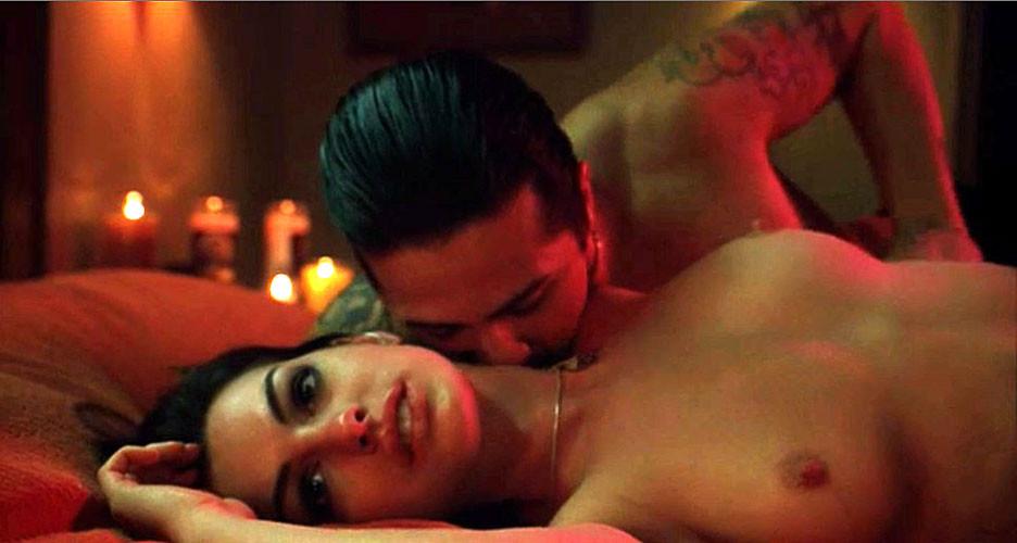 16P Anne Hathaway showing her nice big tits in nude movie scenes