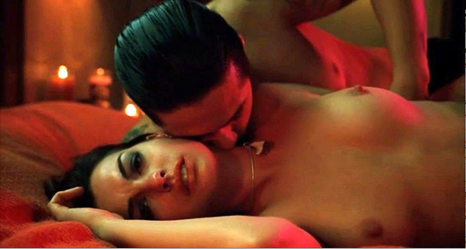 16P Anne Hathaway showing her nice big tits in nude movie scenes