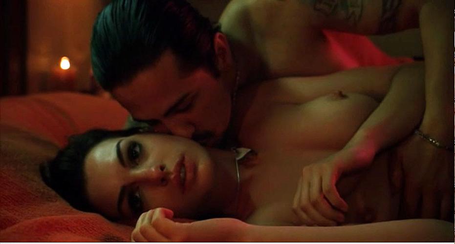 16P Anne Hathaway showing her nice big tits in nude movie scenes