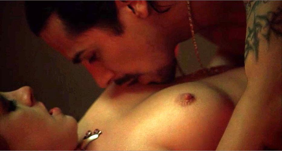 16P Anne Hathaway showing her nice big tits in nude movie scenes