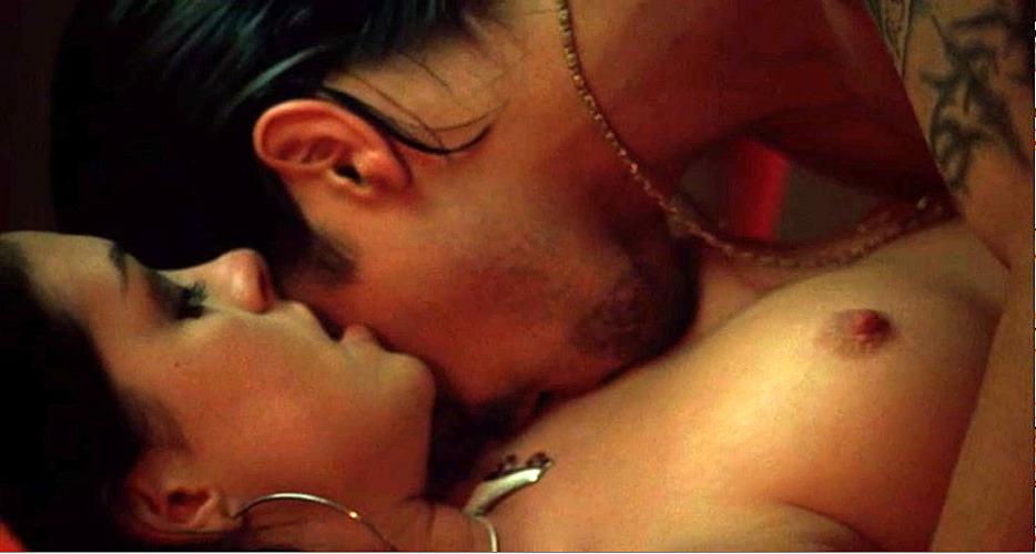 16P Anne Hathaway showing her nice big tits in nude movie scenes