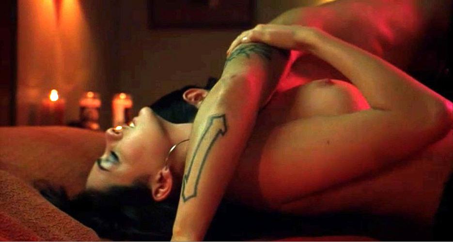16P Anne Hathaway showing her nice big tits in nude movie scenes