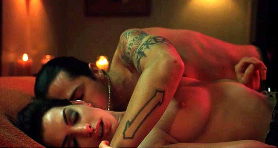 16P Anne Hathaway showing her nice big tits in nude movie scenes