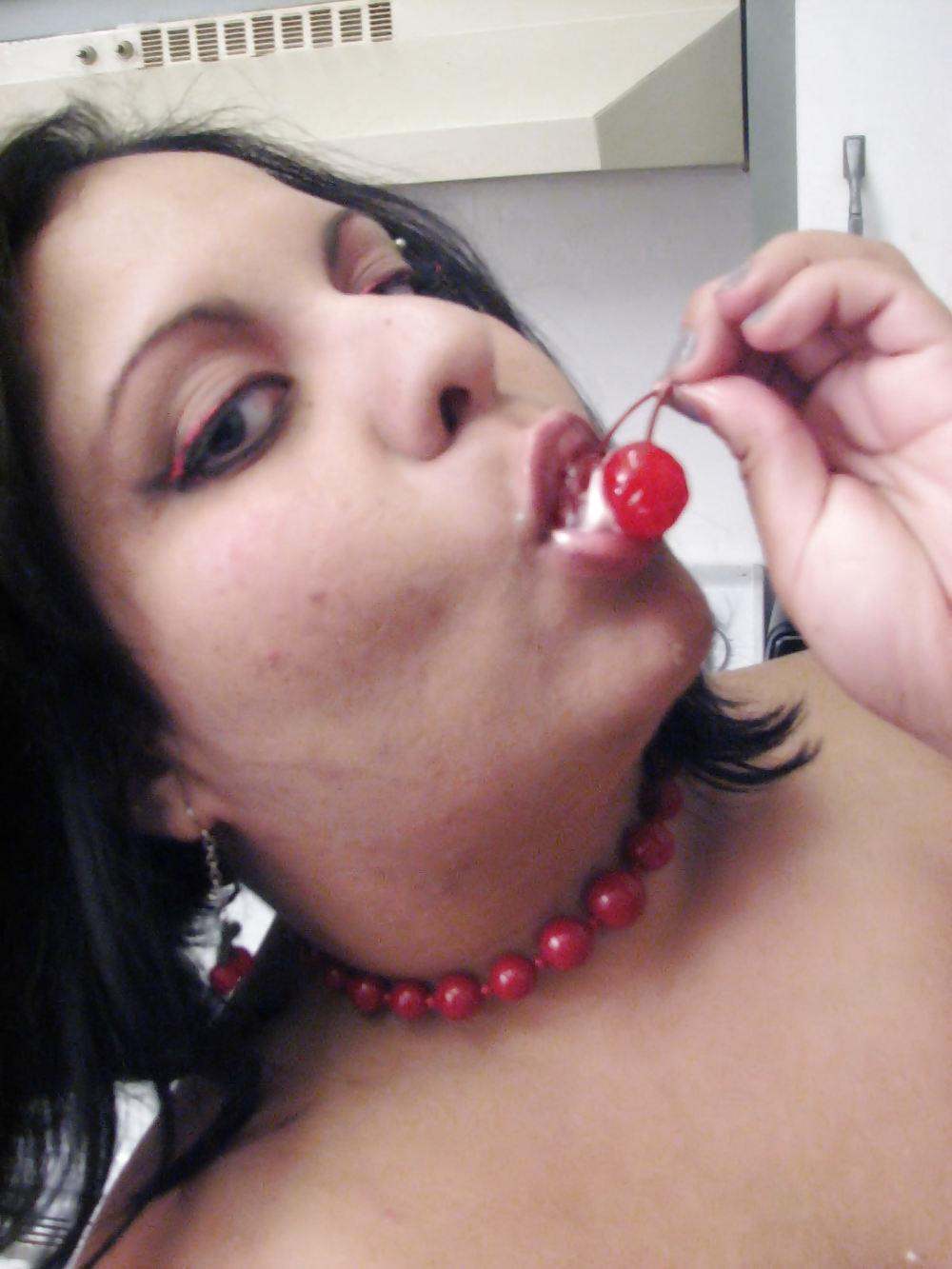 20P BBW puts Cherry's in pussy