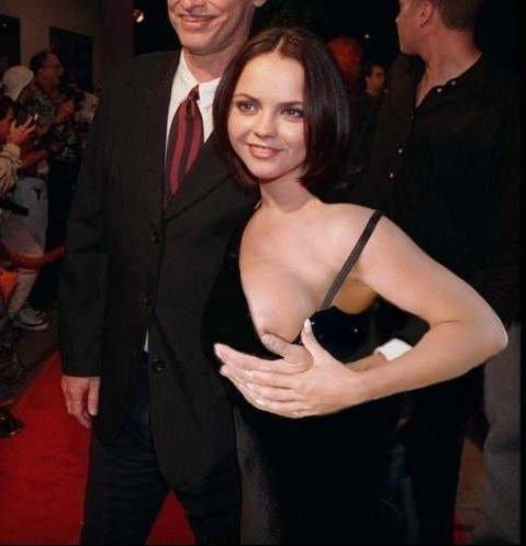 16P Sexy movie actress Christina Ricci nude boobs