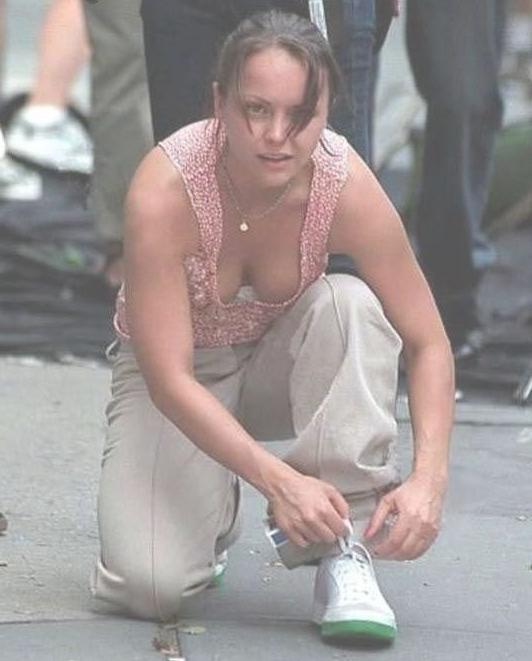 16P Sexy movie actress Christina Ricci nude boobs