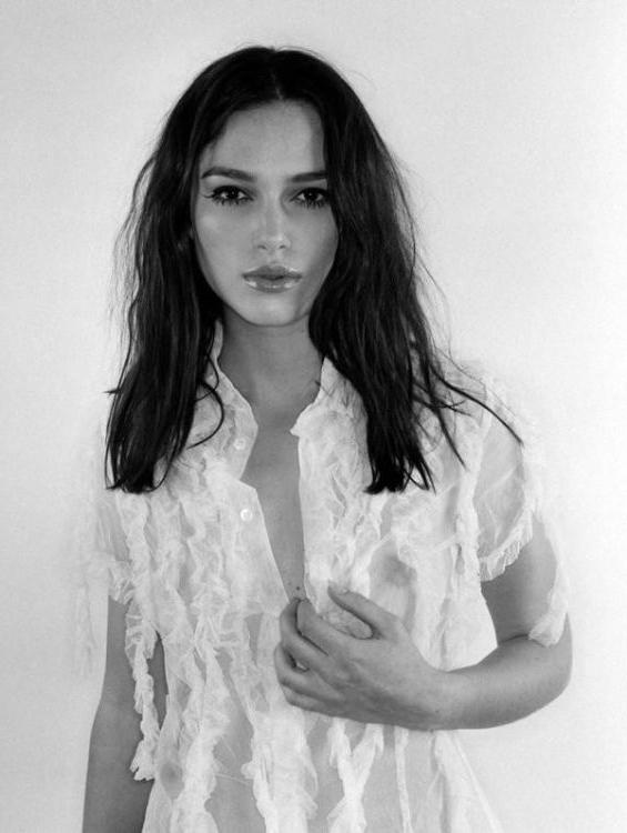 16P kiera knightley shows boobs and upskirt pics