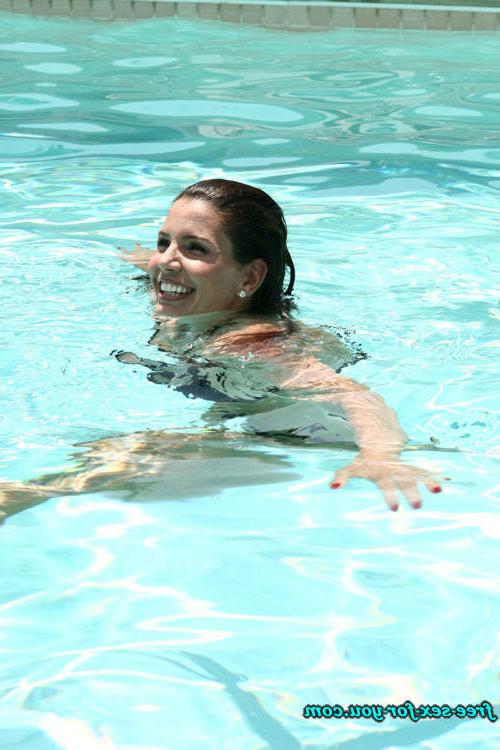 16P Charisma Carpenter posing sexy in bikini and nude movie scenes
