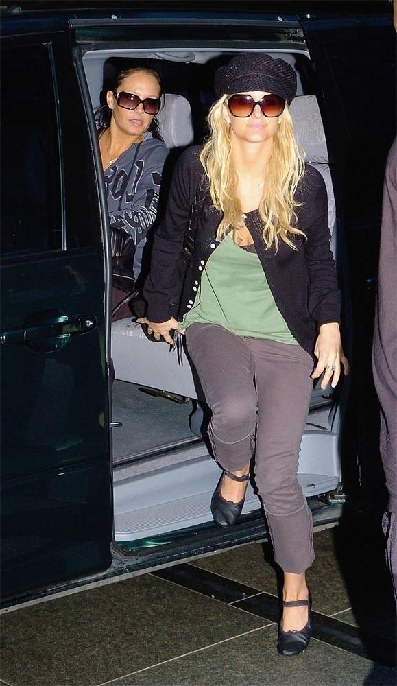 16P Ashlee Simpson exposed upskirt pictures