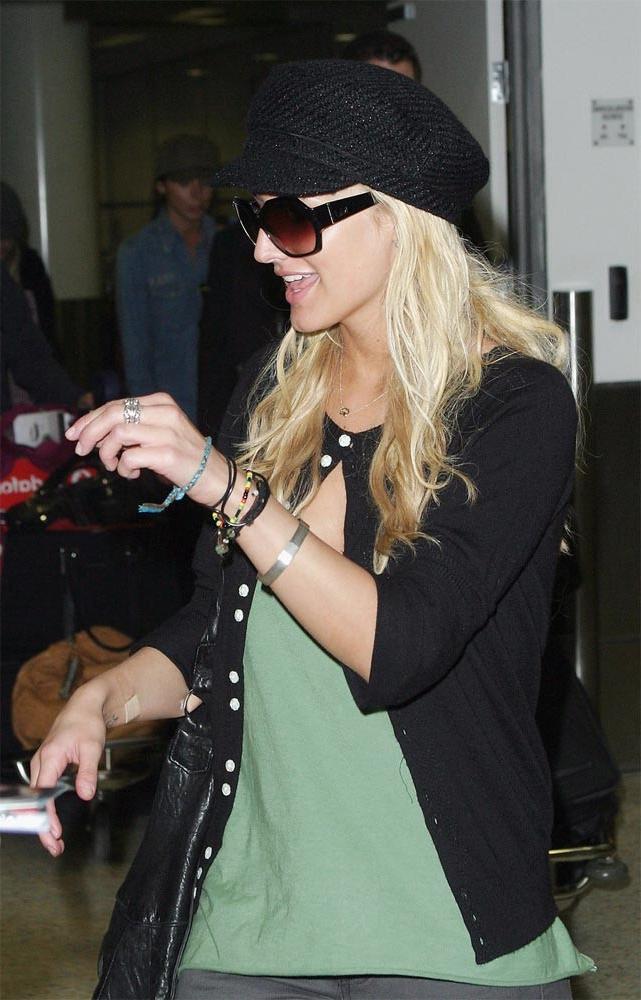 16P Ashlee Simpson hot upskirt pictures