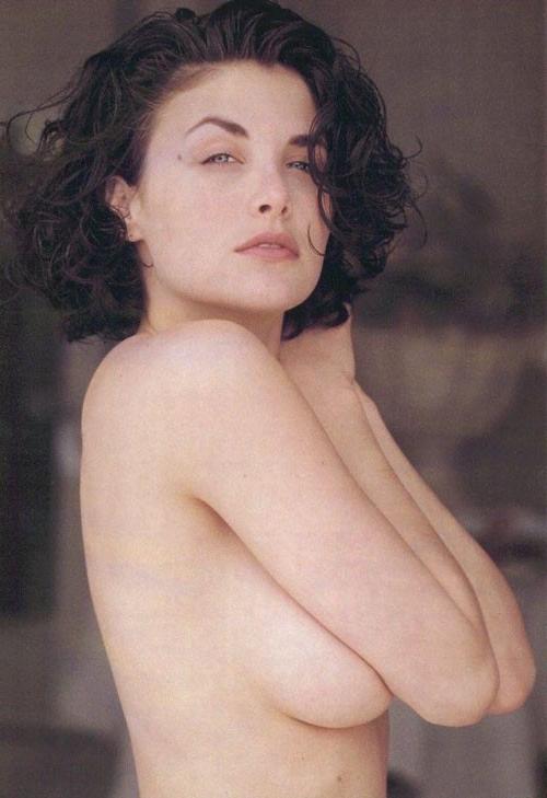 16P Sherilyn Fenn show her hairy pussy and tits in nude movie scenes