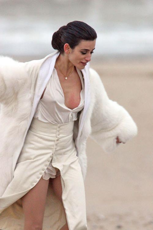16P Penelope Cruz nude movie scenes and see thru paparazzi pics