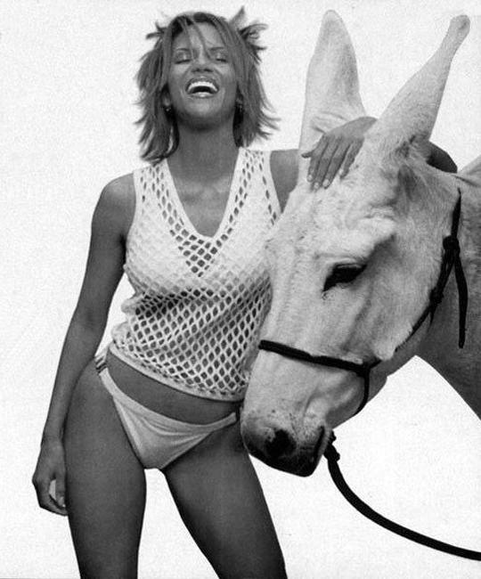 15P Halle Berry bikini caps from movie