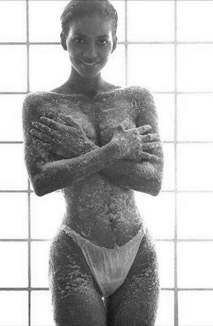 15P Halle Berry bikini caps from movie