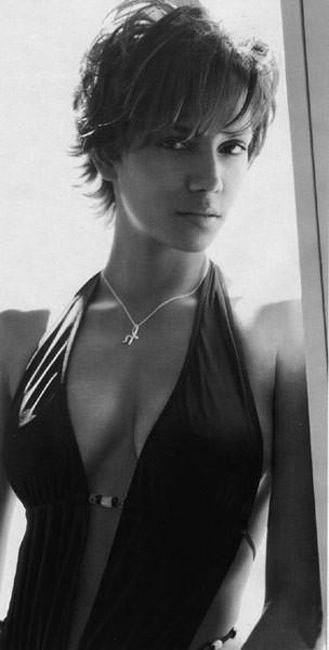 15P Halle Berry bikini caps from movie