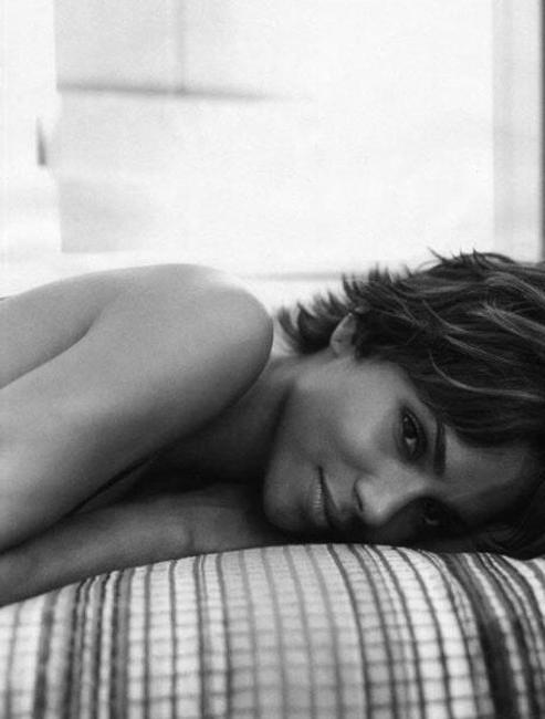 15P Halle Berry bikini caps from movie