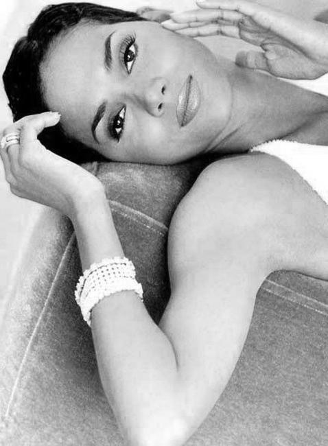 15P Halle Berry bikini caps from movie