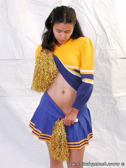 16P Latina cheergirl spreads her bubble butt