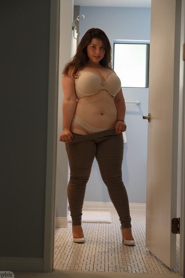 8P BBW Carolina Munoz posing in her lingerie