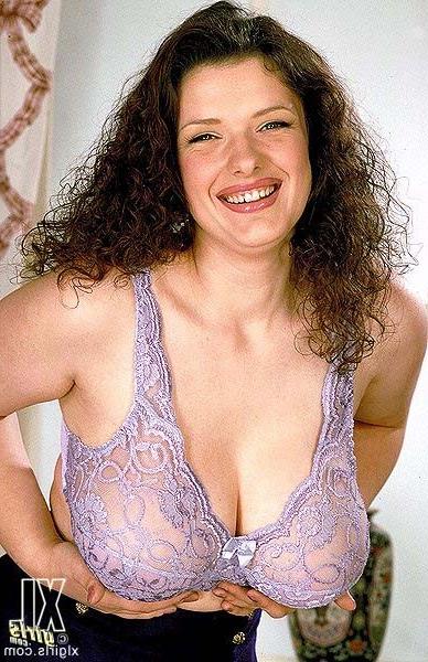 12P Voluptuous MILF Olga spreads pink