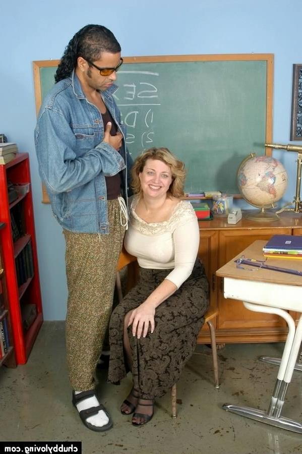 16P Fat mature teacher getting fucked by a black stud in classroom