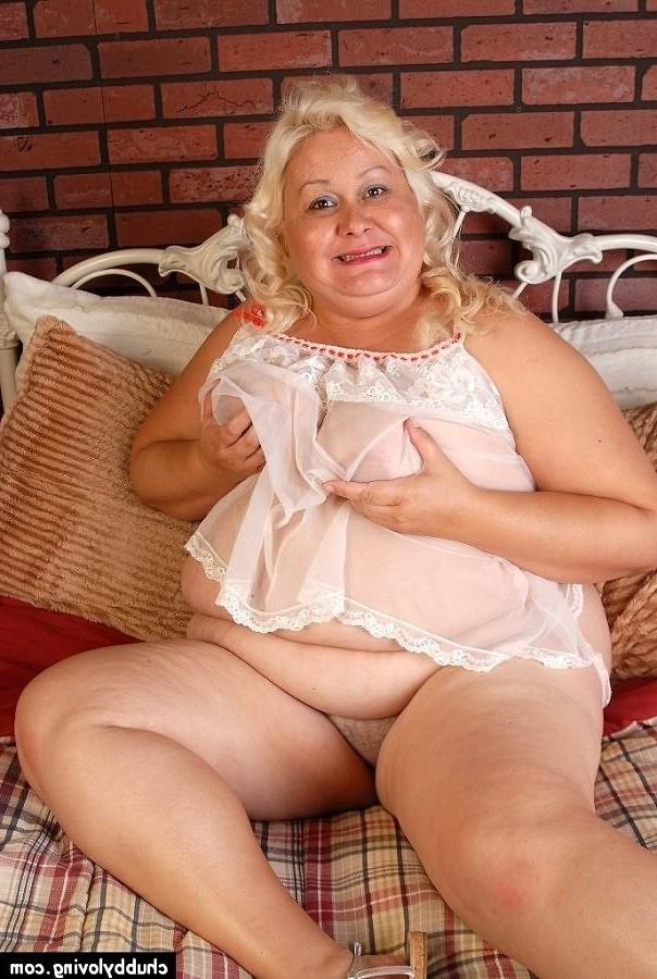 16P Fat mature slut with huge boobs teasing and playing a dildo