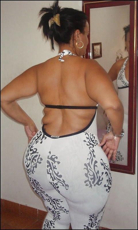10P Does she have a huge butt or what?