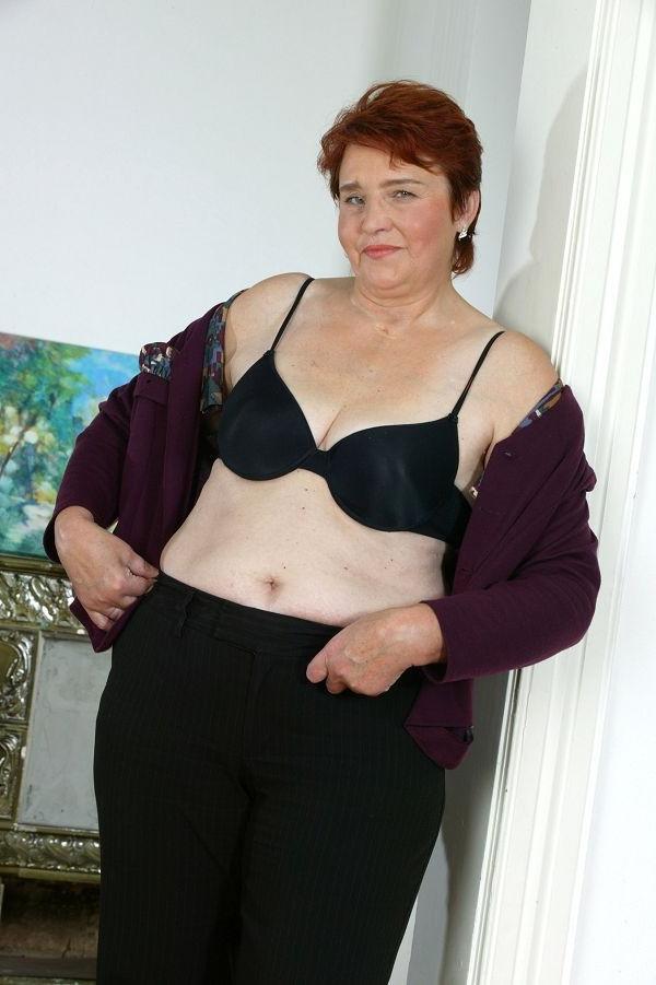 16P Full figured grandma shows fat ass and pussy