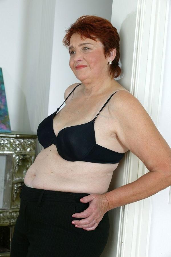 16P Full figured grandma shows fat ass and pussy