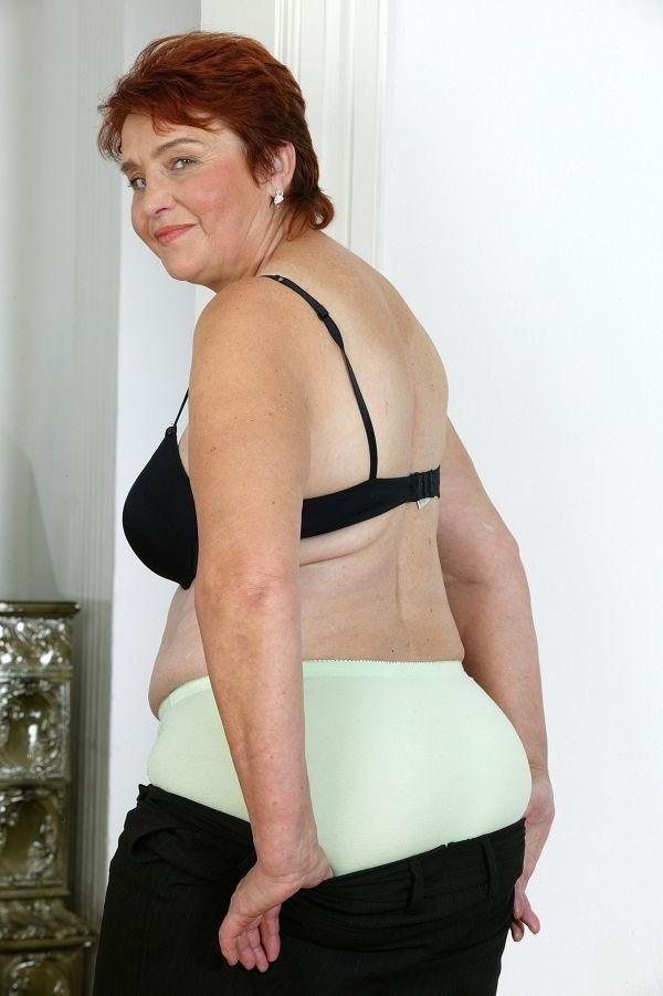 16P Full figured grandma shows fat ass and pussy