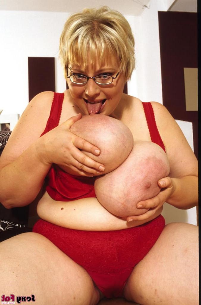 16P Blonde bbw with humongous tits plays with a vibrator