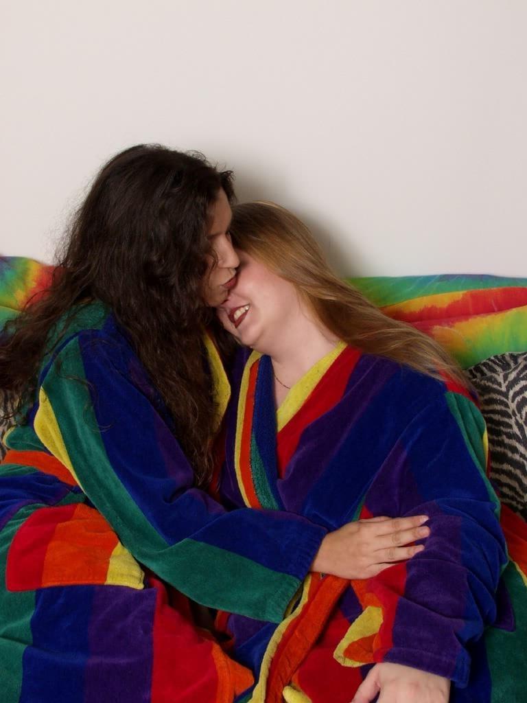 20P Horny lesbo bbw in bed loves lickig and playing with pussy