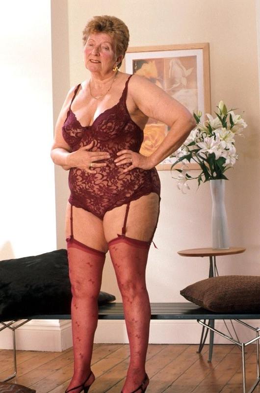 16P Bubble butt grandma shows all