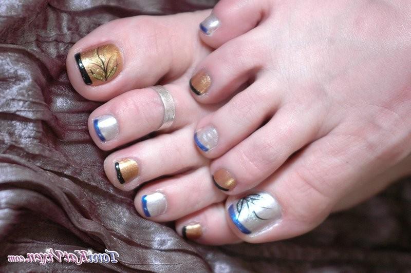 15P Kat shows off her sexy feet