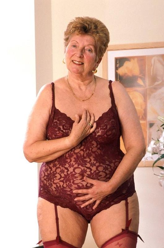 16P Bubble butt grandma spreads her shaved slit