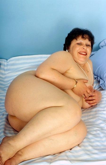 16P Plump grandma in heat shows her hairy crotch