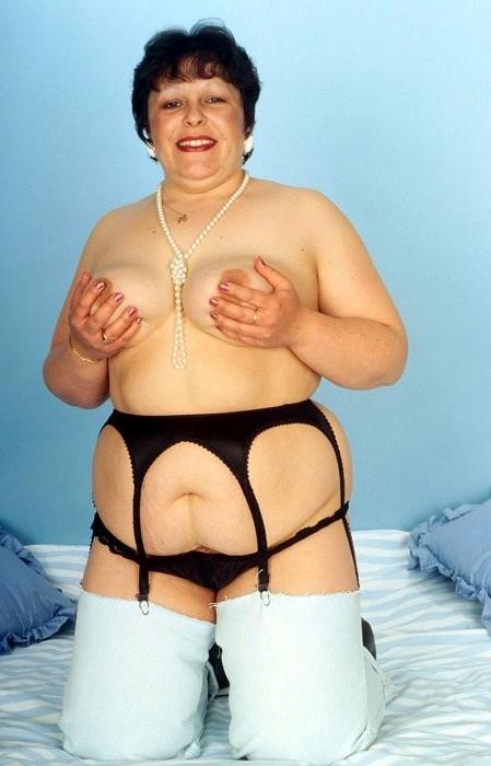 16P Plump grandma in heat shows her hairy crotch