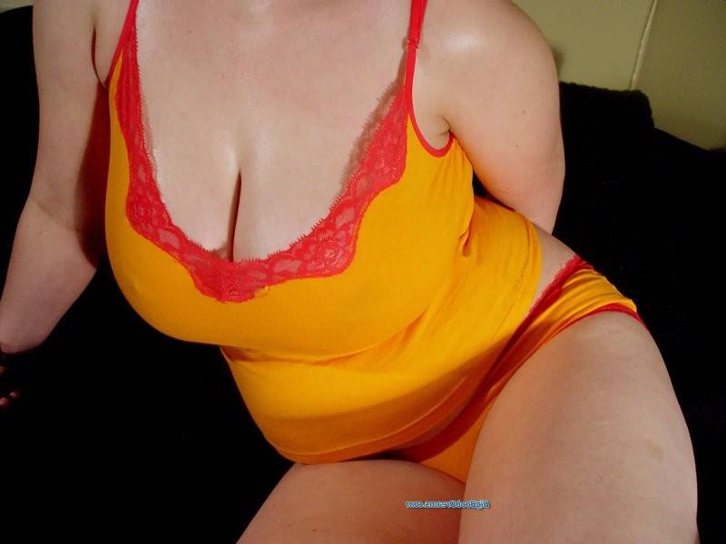 16P Amateur big tits close-up and lingerie